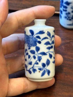 Tien Chinese blauw-witte vazen en snuifflessen, 19de eeuw — foto 51