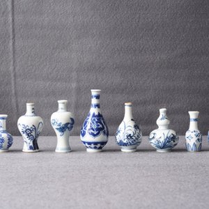 Tien Chinese blauwwitte miniatuur vaasjes, Kangxi — foto 9