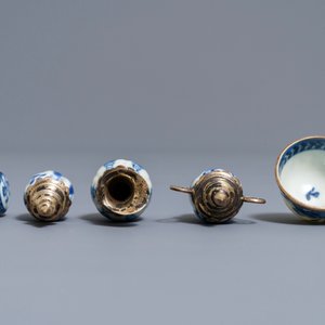Tien Chinese blauwwitte miniatuur vaasjes met zilveren montuur, Kangxi — foto 6