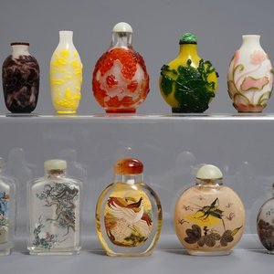 Tien Chinese meerlagige en vanbinnen beschilderde glazen snuifflesjes, 20e eeuw — foto 1