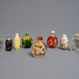 Tien Chinese meerlagige en vanbinnen beschilderde glazen snuifflesjes, 20e eeuw — foto 4