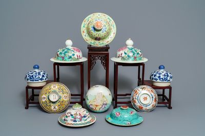 Tien diverse Chinees porseleinen deksels, 18e eeuw en later