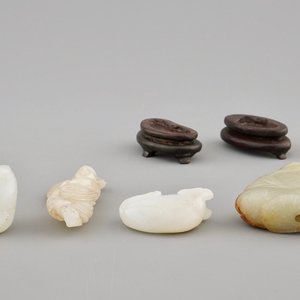 Tien diverse kleine jade sculpturen op houten sokkels, 19/20e eeuw — foto 12
