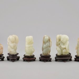 Tien diverse kleine jade sculpturen op houten sokkels, 19/20e eeuw — foto 2