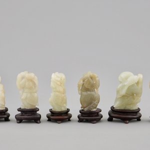 Tien diverse kleine jade sculpturen op houten sokkels, 19/20e eeuw — foto 4