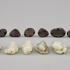 Tien diverse kleine jade sculpturen op houten sokkels, 19/20e eeuw — foto 7
