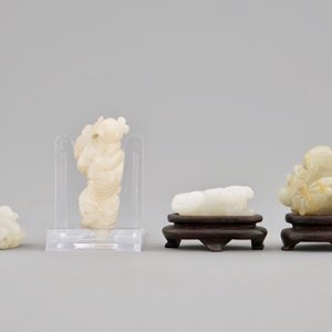 Tien diverse kleine jade sculpturen op houten sokkels, 19/20e eeuw — foto 8