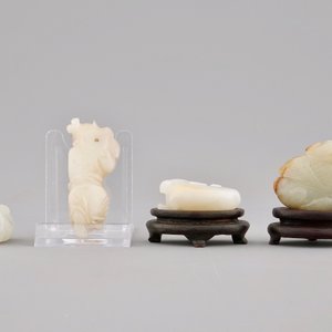 Tien diverse kleine jade sculpturen op houten sokkels, 19/20e eeuw — foto 10