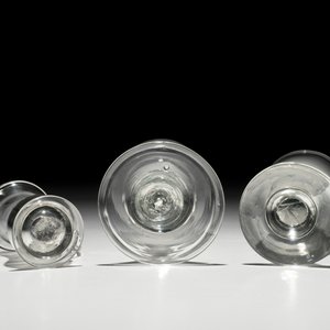 Tien drinkglazen op voet en twee kleine kannetjes, Engeland, 18/19e eeuw — foto 2