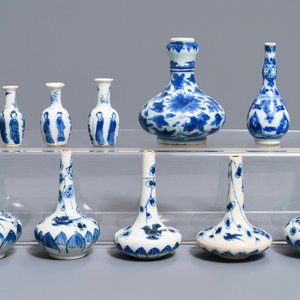 Tien fraaie Chinese blauwwitte miniatuur vaasjes, Kangxi — foto 1