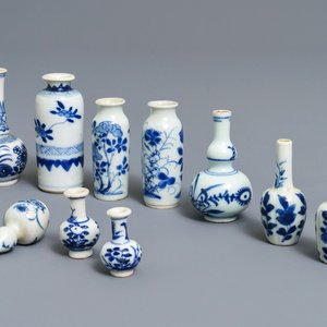 Tien fraaie Chinese blauwwitte miniatuur vaasjes, Kangxi — foto 1
