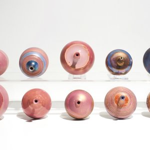 Tien modernistische vaasjes met diverse roze en blauwe glazuren, Perignem en Amphora, 2e helft 20e eeuw — foto 6