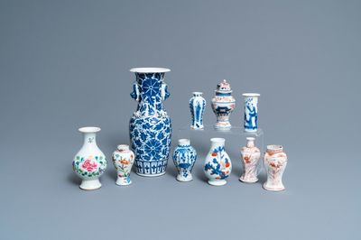 Tien overwegend Chinese blauw-witte, famille rose en Imari-stijl vaasjes, Kangxi en later