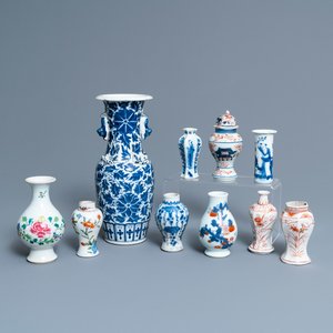 Tien overwegend Chinese blauw-witte, famille rose en Imari-stijl vaasjes, Kangxi en later — foto 1