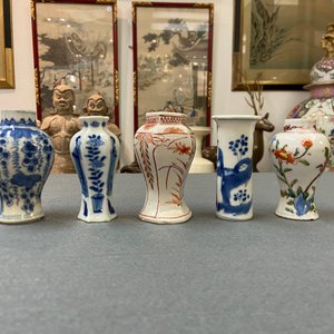 Tien overwegend Chinese blauw-witte, famille rose en Imari-stijl vaasjes, Kangxi en later — foto 14
