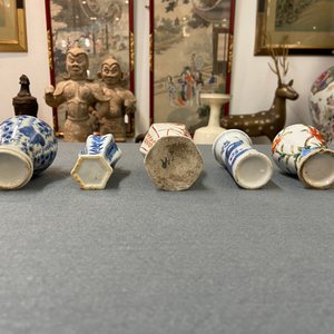 Tien overwegend Chinese blauw-witte, famille rose en Imari-stijl vaasjes, Kangxi en later — foto 16
