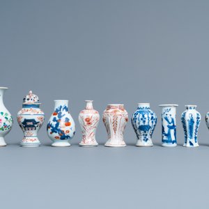 Tien overwegend Chinese blauw-witte, famille rose en Imari-stijl vaasjes, Kangxi en later — foto 2