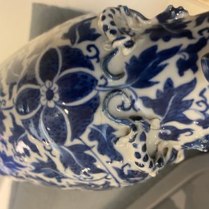 Tien overwegend Chinese blauw-witte, famille rose en Imari-stijl vaasjes, Kangxi en later — foto 25