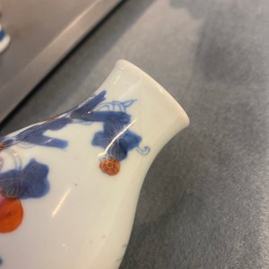 Tien overwegend Chinese blauw-witte, famille rose en Imari-stijl vaasjes, Kangxi en later — foto 29