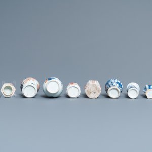 Tien overwegend Chinese blauw-witte, famille rose en Imari-stijl vaasjes, Kangxi en later — foto 7