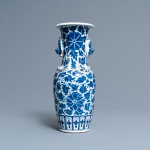 Tien overwegend Chinese blauw-witte, famille rose en Imari-stijl vaasjes, Kangxi en later — foto 10