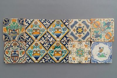 Tien polychrome Delftse tegels met diverse decors, 16/17e eeuw