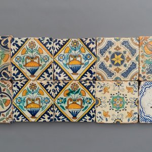 Tien polychrome Delftse tegels met diverse decors, 16/17e eeuw — foto 1