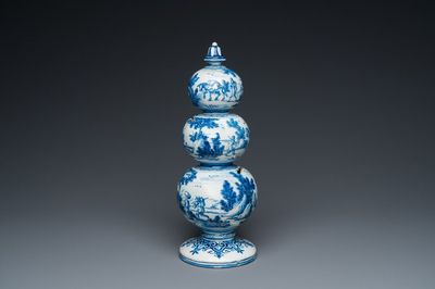 Tirelire de forme triple gourde en faïence de Delft en bleu et blanc, début du 18ème