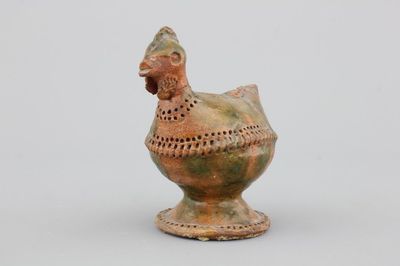Tirelire terra cotta émaillée vert, en forme de coquelet, probablement France, 18e
