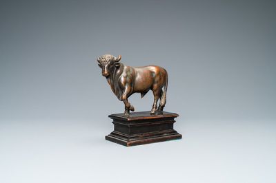 Toegeschr. aan Barthélémy Prieur (Frankrijk, circa 1536-1611): een bronzen model van een stier met sporen van rode lak