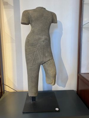 Torse en grès d'une divinité khmère, période pré Angkor, Phnom Da, Cambodge, 6ème siècle — photo 1