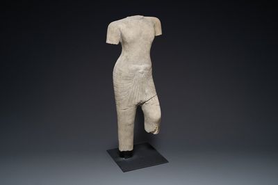 Torse en grès d'une divinité khmère, période pré Angkor, Phnom Da, Cambodge, 6ème siècle