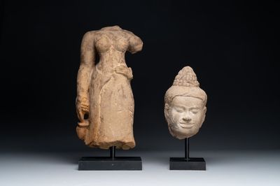 Torse féminin et tête de Bouddha en grès, Cambodge, fin de la période khmère, 13/14ème