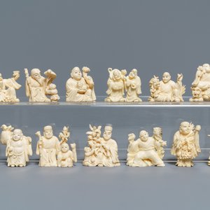 Treize figures miniatures en ivoire sculpté, Chine, vers 1940 — photo 1