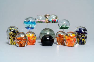 Treize presse-papiers en verre, France, 18/20ème