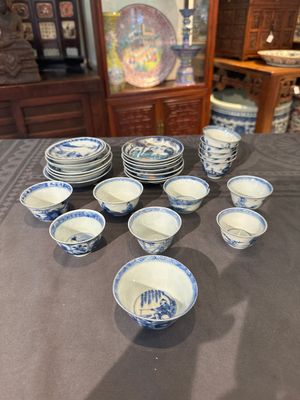 Treize soucoupes et douze tasses en porcelaine de Chine en bleu et blanc à décor figuratif, Kangxi/Yongzheng — photo 1