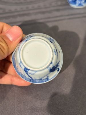 Treize soucoupes et douze tasses en porcelaine de Chine en bleu et blanc à décor figuratif, Kangxi/Yongzheng — photo 11