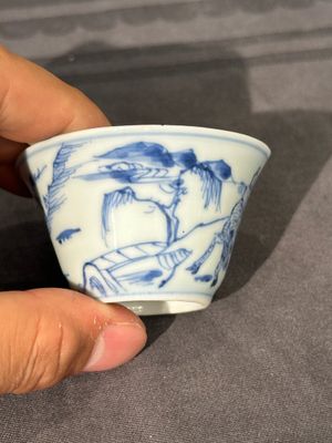Treize soucoupes et douze tasses en porcelaine de Chine en bleu et blanc à décor figuratif, Kangxi/Yongzheng — photo 13