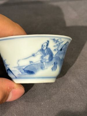 Treize soucoupes et douze tasses en porcelaine de Chine en bleu et blanc à décor figuratif, Kangxi/Yongzheng — photo 17