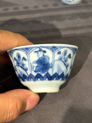 Treize soucoupes et douze tasses en porcelaine de Chine en bleu et blanc à décor figuratif, Kangxi/Yongzheng — photo 20