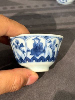 Treize soucoupes et douze tasses en porcelaine de Chine en bleu et blanc à décor figuratif, Kangxi/Yongzheng — photo 22