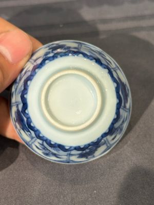 Treize soucoupes et douze tasses en porcelaine de Chine en bleu et blanc à décor figuratif, Kangxi/Yongzheng — photo 24