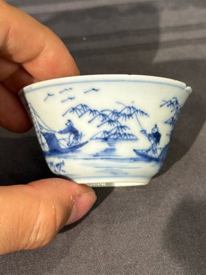 Treize soucoupes et douze tasses en porcelaine de Chine en bleu et blanc à décor figuratif, Kangxi/Yongzheng — photo 36