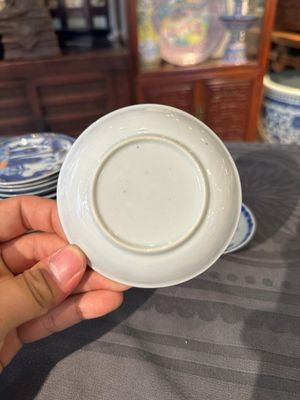 Treize soucoupes et douze tasses en porcelaine de Chine en bleu et blanc à décor figuratif, Kangxi/Yongzheng — photo 49