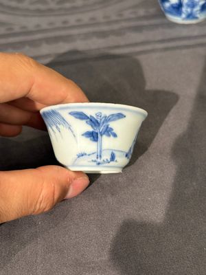 Treize soucoupes et douze tasses en porcelaine de Chine en bleu et blanc à décor figuratif, Kangxi/Yongzheng — photo 9