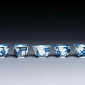 Treize soucoupes et douze tasses en porcelaine de Chine en bleu et blanc à décor figuratif, Kangxi/Yongzheng — photo 9