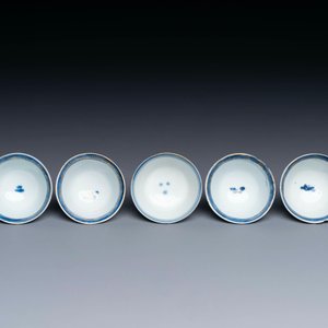 Treize soucoupes et douze tasses en porcelaine de Chine en bleu et blanc à décor figuratif, Kangxi/Yongzheng — photo 10