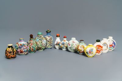 Treize tabatières en porcelaine et émaux de Chine, 19/20ème
