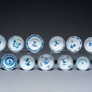 Treize tasses et soucoupes en porcelaine de Chine en bleu et blanc, Kangxi — photo 10