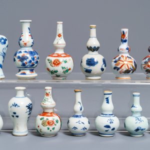 Treize vases miniatures en porcelaine de Chine bleu, blanc et famille vertre, Kangxi et après — photo 3